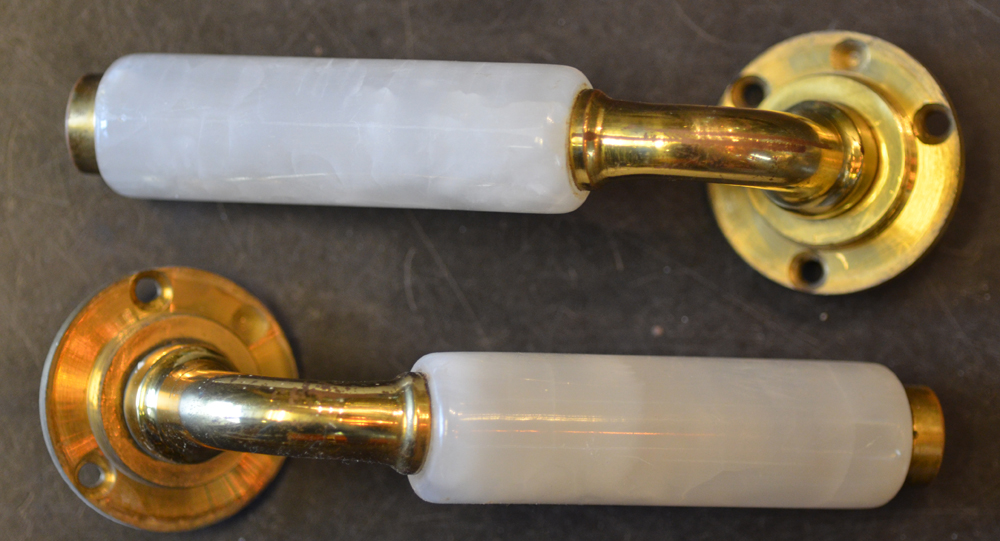 BAL vintage onyx and gilt brass door handles 1970s — un set de poignées de porte en onyx et cuivre doré, années 70