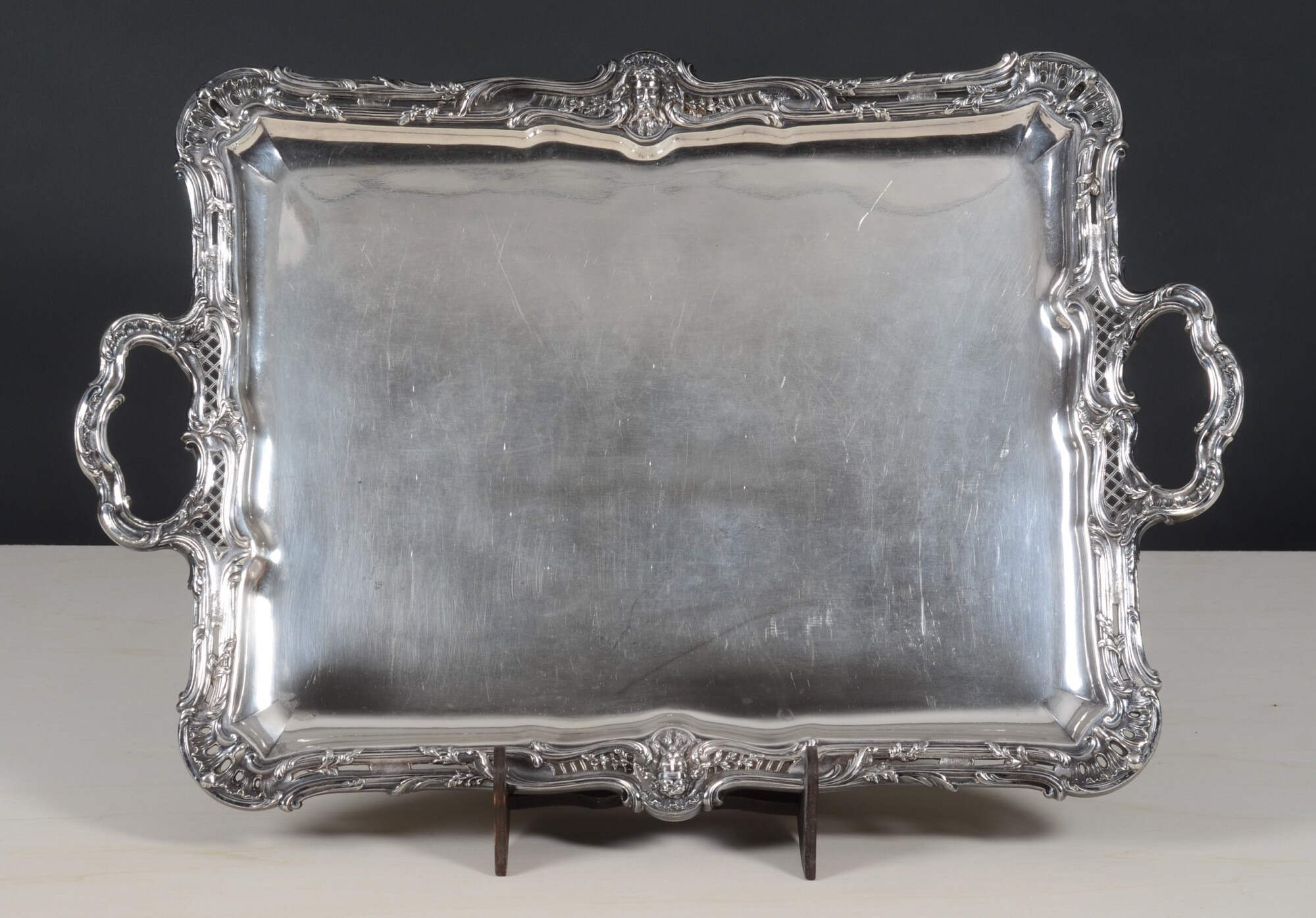 Silver Tray 'aux têtes barbues' — Grand plat en argent massif par un orfèvre français non identifié, poinçons (tête de mercure et poinçon de maître illisible)