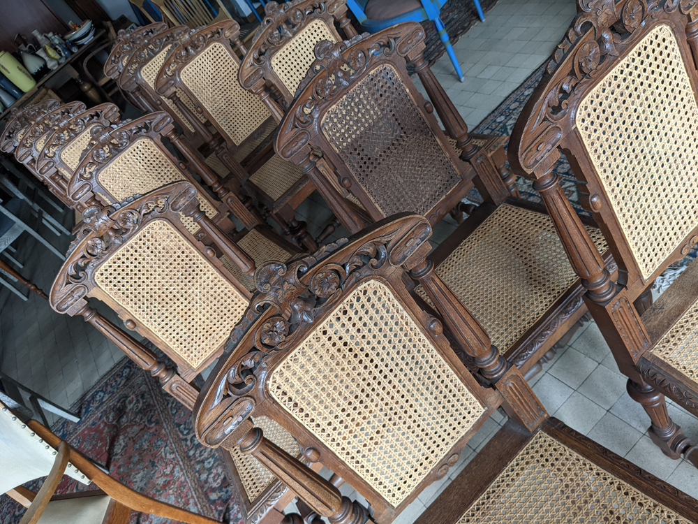 12 oak caned chairs — 12 chaises cannées en chêne