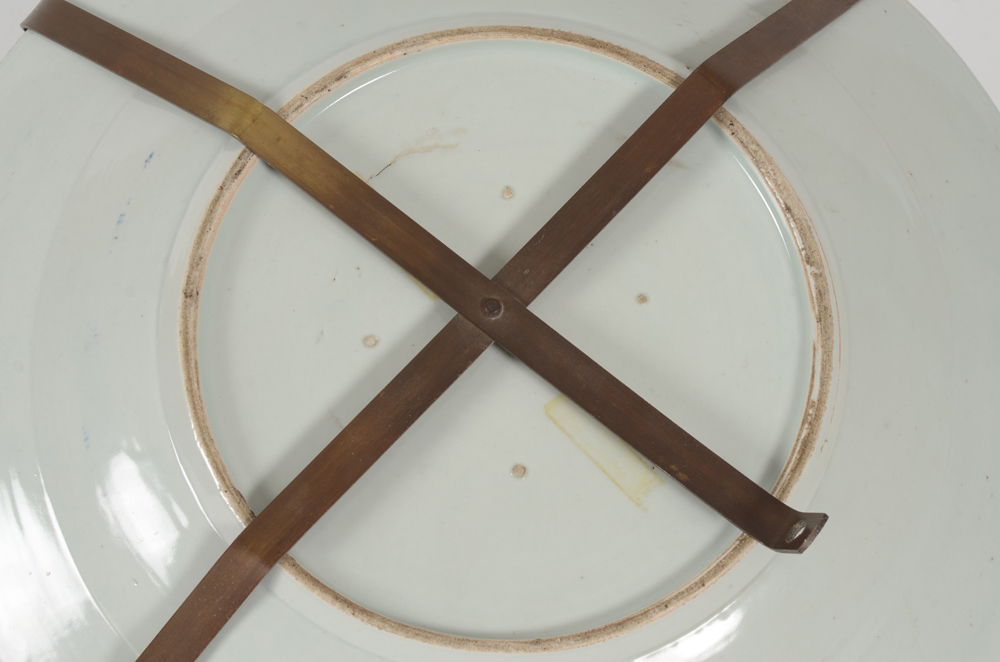 A large Arita charger — Detail of the standing rim