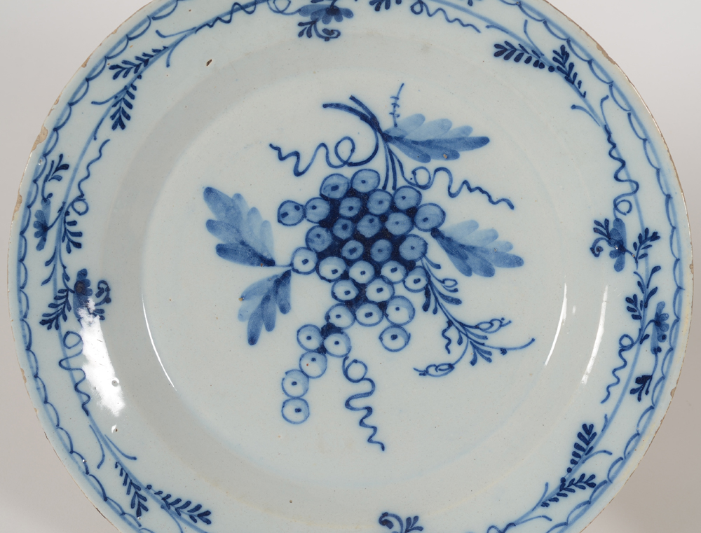 A pair of Delftware dishes with grape decoration — Detail of the grapes decoration
