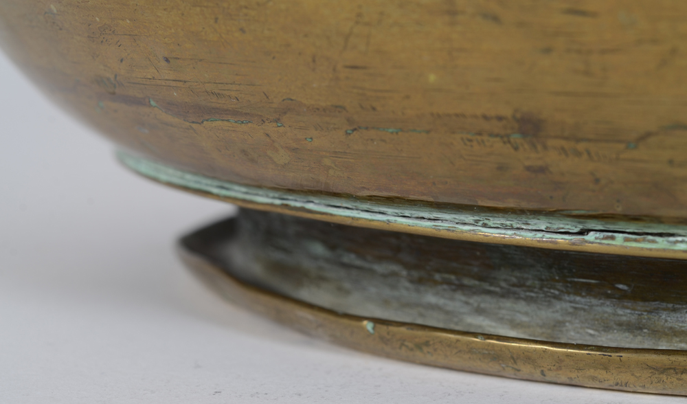 A massive brass candy sugar vessel, Flanders 19th century — Detail of the standing rim