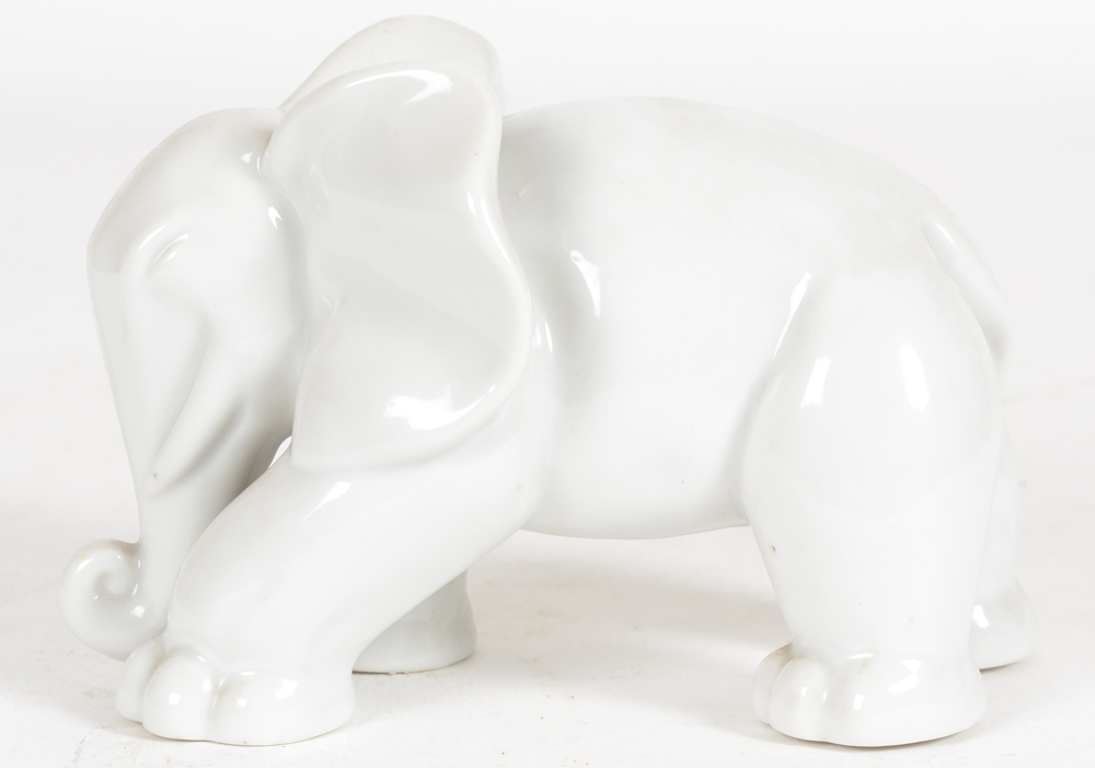 Small white porcelain elephant, 1940-1950's — Elephant en porcelaine blanche, probablement années 1940-1950, non marqué