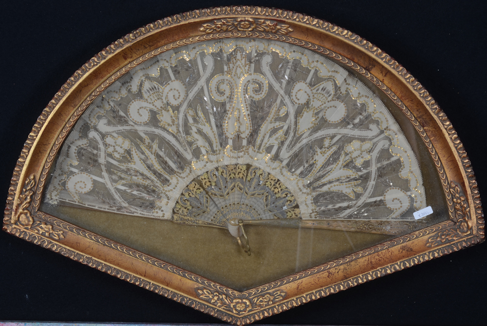 A fin-de-siècle empire style fan — Eventail fin 19me, de style empire, dans un cadre&nbsp;