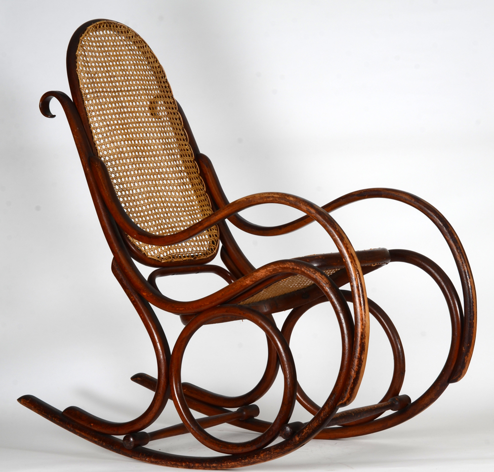 Thonet Gebrûder — Fauteuil à bascule estampillé Thonet Austria (siège et dossier) en bon état, patine usée en accorance à son age, cannage restauré