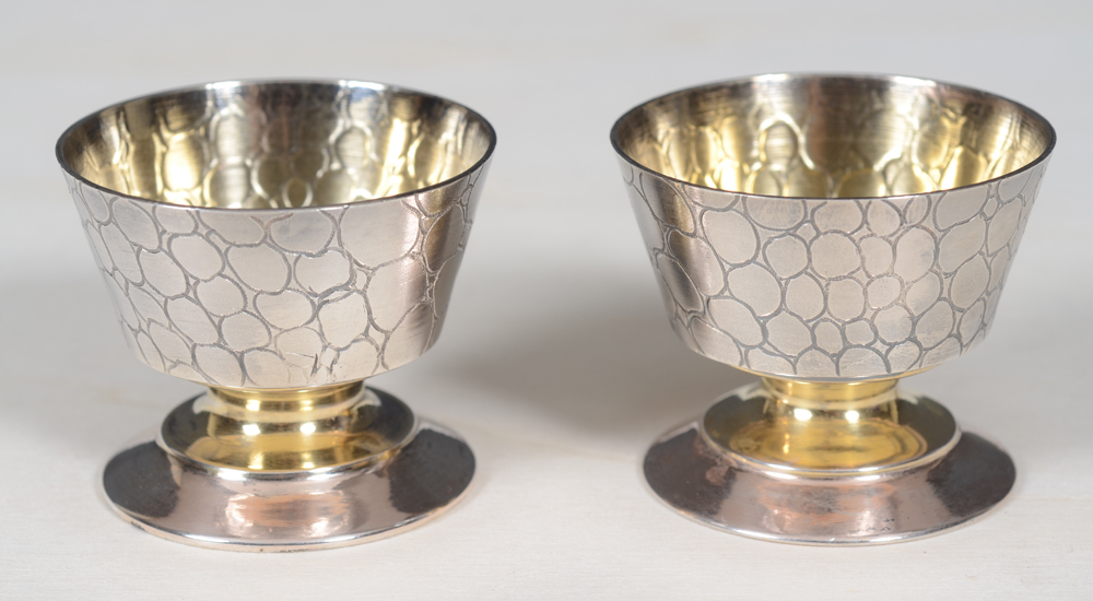 Philippe Wolfers for Louis Wolfers, père et fils (I — très rare paire de salières Japoniste en argent massif et vermeil, ca. 1885-1890.