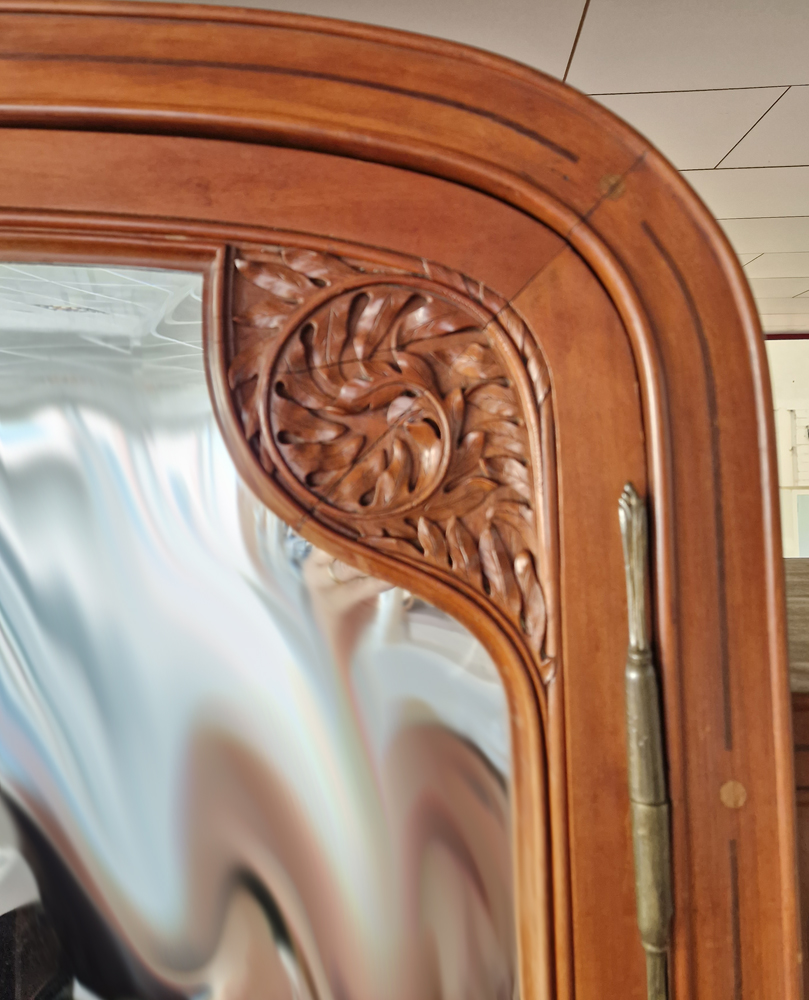 Georges Turck Armoire à glace à 3 corps Fougère 1907 — Detail of the top corner of the central part with bevelled mirror and sculpted decoration. The bronze hinges are also original