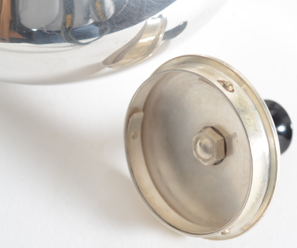 Cohr silver vintage design coffee pot 1960 — Detail of the lid with special spring 'lock'