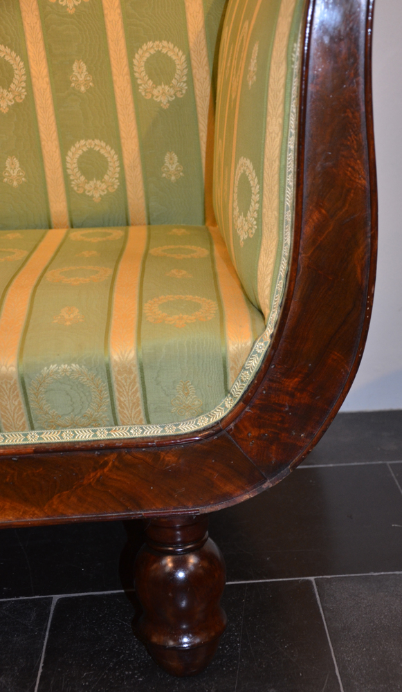 Méridienne — Detail of the right hand side with part of the border molding missing