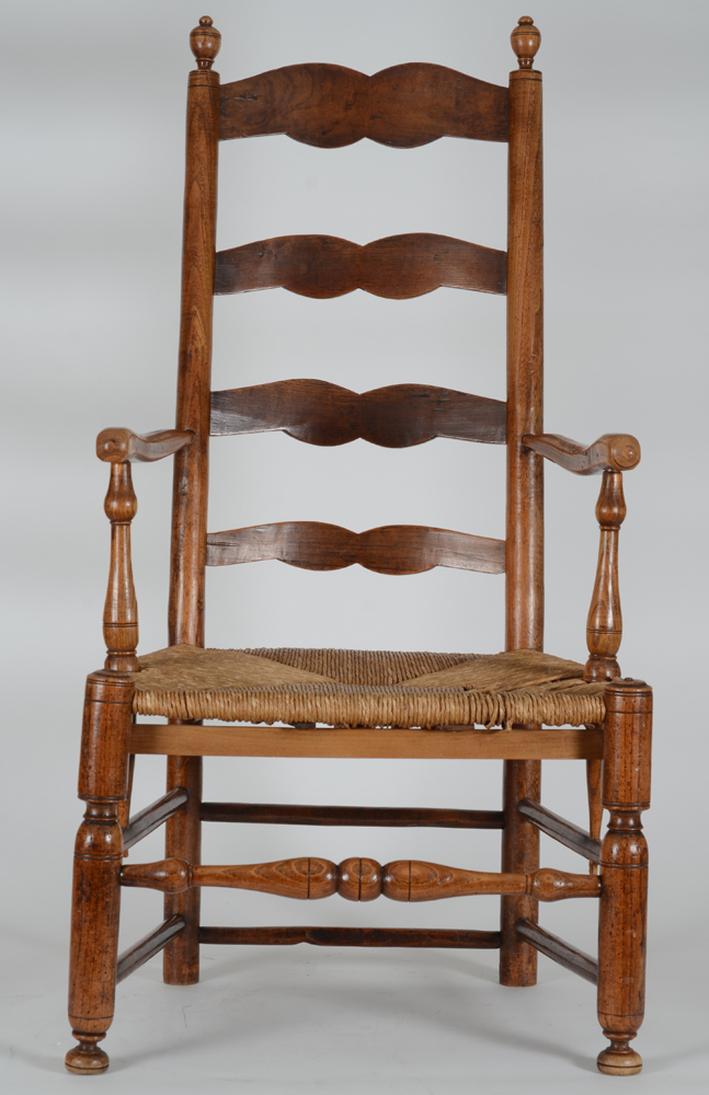 A High back arm chair, turned wood (elm?), Belgian folk art from around 1850 — Fauteuil en bois (orme?), Belgique, 19me siècle