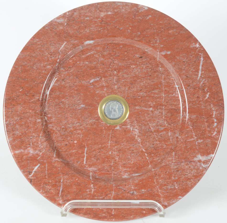 Decorative pair of Italian red marble plates — Detail of one plate