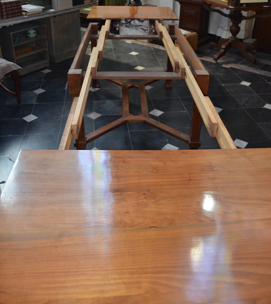 F. De Deyne (Gand) — Alternate view of the extended table