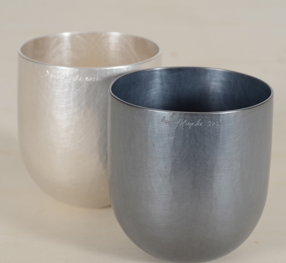 David Huycke — Paire de timbales 'Bolinder 999', pièces uniques en argent pur, signée et datée par l'artiste