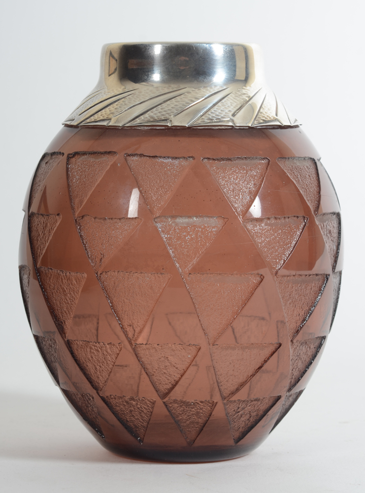 Delheid Frères and Degué an africanist acid etched glass and silver vase 1930s — Rare vase en verre et argent massif de style africaniste, années trente, signé et poinçonné