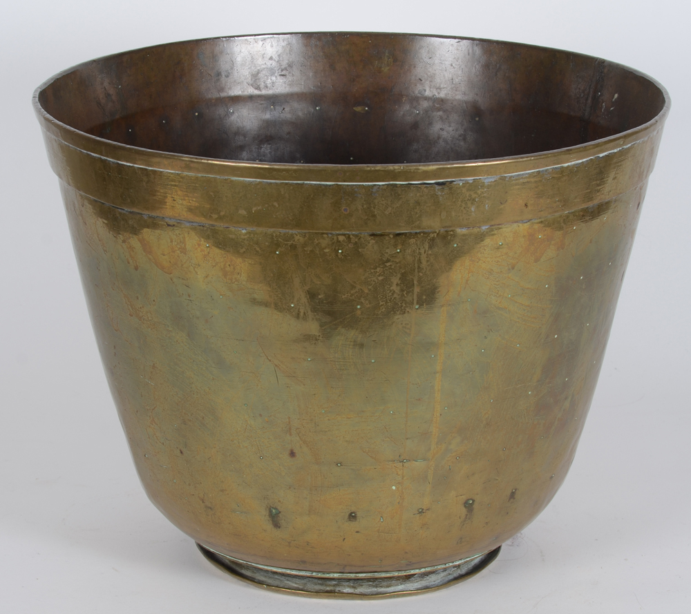 A massive brass candy sugar vessel, Flanders 19th century — Grand pot à fabriquer du sucre candi, laiton, 19me siècle