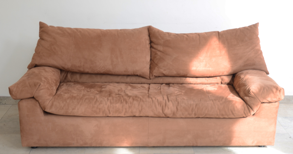Italian two seater suede sofa — Canapé en daim, design italien des années 70-80