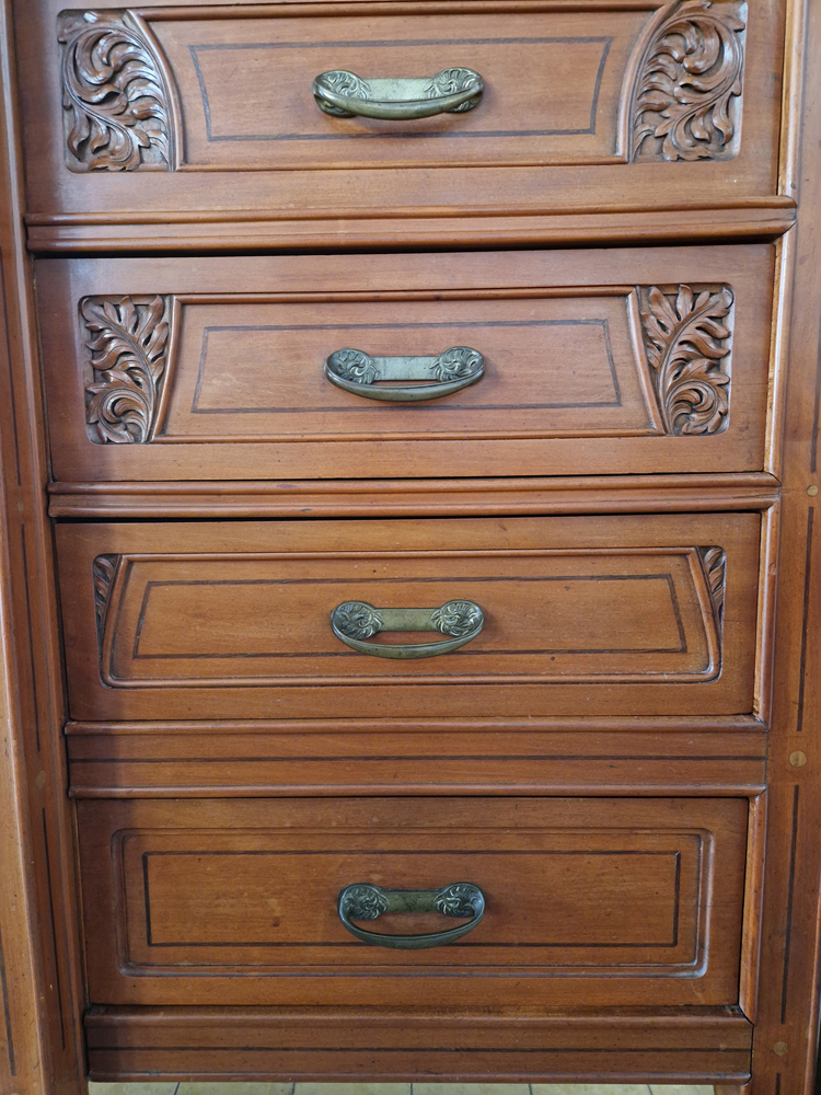 Georges Turck Armoire à glace à 3 corps Fougère 1907 — Detail of the sculpted motif of the drawers