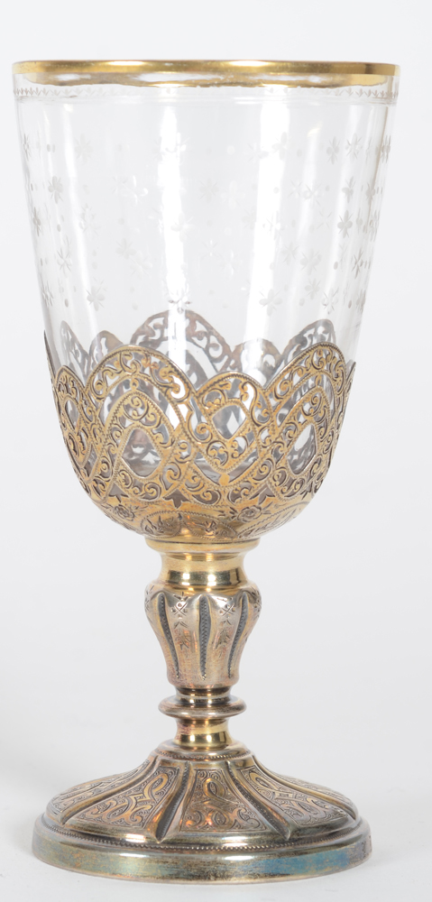 A historismus cut drinking glass with silver gilt base, France, ca. 1900 — Verre de style neo-renaissance, avec base en vermeil, France, ca. 1900