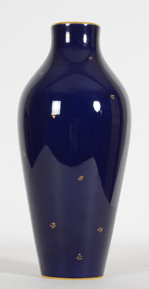 Sèvres, a classic cobalt blue and gold procelain vase  — Vase classique de Sèvres - le chic moderne