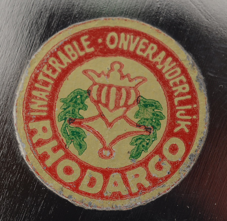 Delheid Frères SA, a Rhodargo 'Climax' coffee and tea set on tray, end of the 1970's — The original Rhodargo label on the base of the sugar bowl, this technique makes the items almost impervious to oxidation.