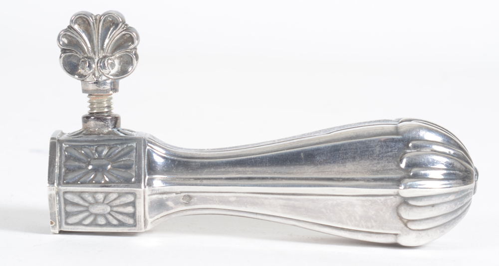 Manche à gigot or à volaille in silver, Brussels 1832-1858 — Très beau manche, de taille assez réduite (pour le volaille?) en argent massif, Bruxelles (?), 19e siècle