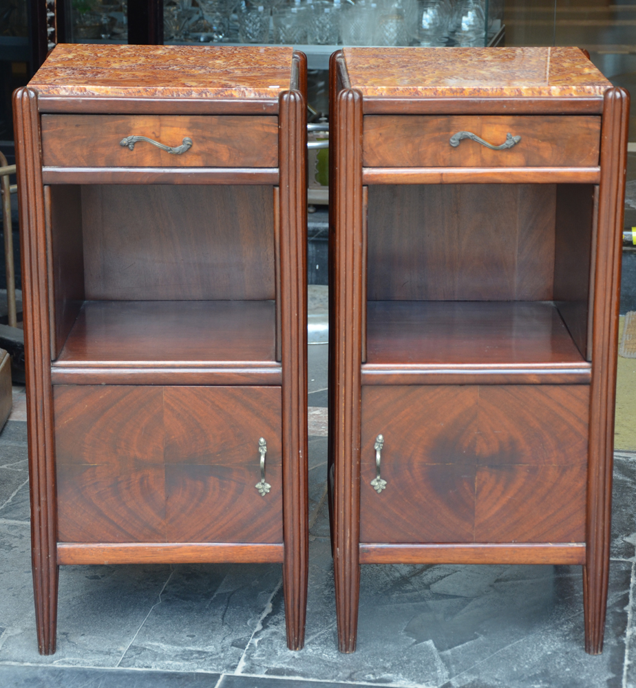 A pair of art deco night stands — Paire de chevets en acajou art deco avec marbre onyx, probablement français des années 20