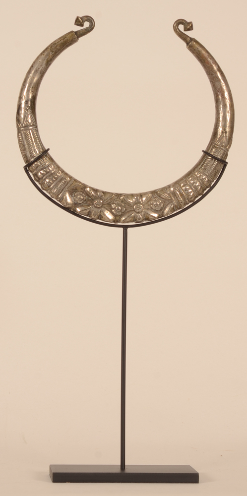 Afghan pectoral hanger — Pendentif en metal argenté, Afghanistan, monté sur soccle