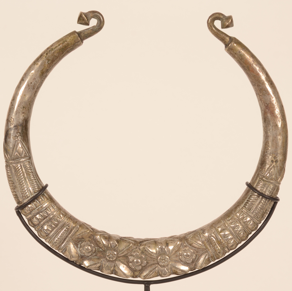 Afghan pectoral hanger — Detail of the hanger