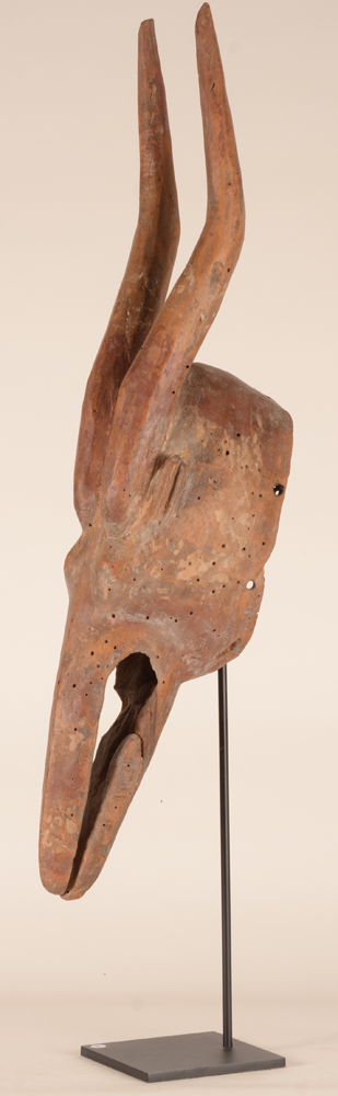 African Mask — Afrikaans antilopen masker met resten van witte en rode kleuren.