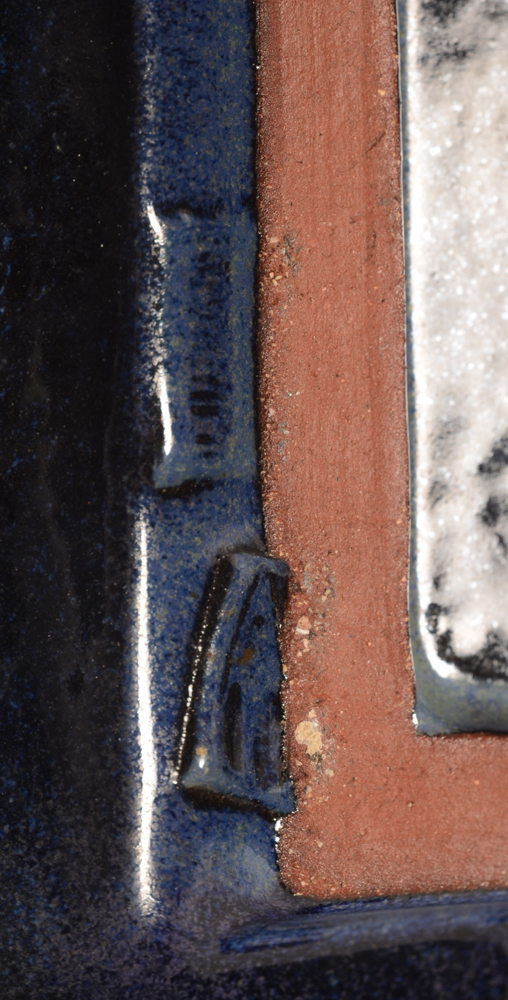 Amphora Brugge dish — Detail of the double mark on the side of the standing rim