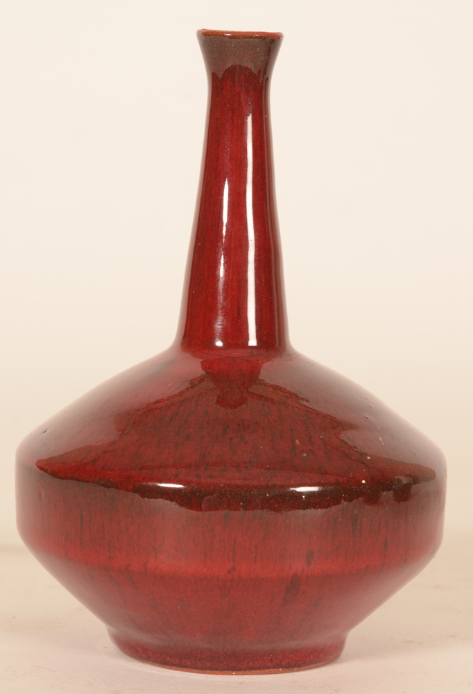 Amphora (Bruges) — Petit vase soliflore en rouge, typique pour la production de l'atelier, marqué