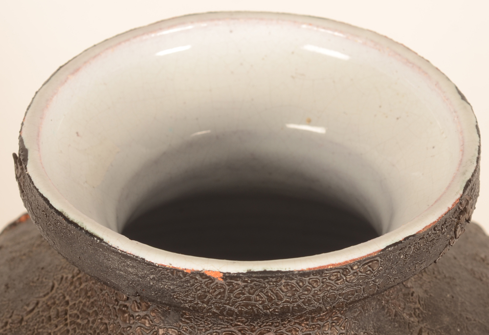 Rogier Vandeweghe — Top of the rim with two minute glaze chips of 3 mm