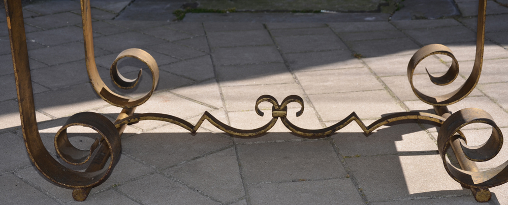 Art Deco side table — Detail of the wrought iron base, patinated in gold.