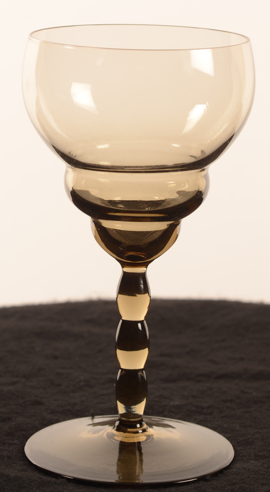 Wine glass in brown smokey quartz glass, height 157 mm, (available: 3) — <p>Verre à vin art déco, couleur quartz fumé</p>