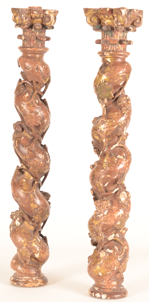 Baroque columns — Une paire de petites colonnes en bois sculptes de style baroque, sud de l'Europe