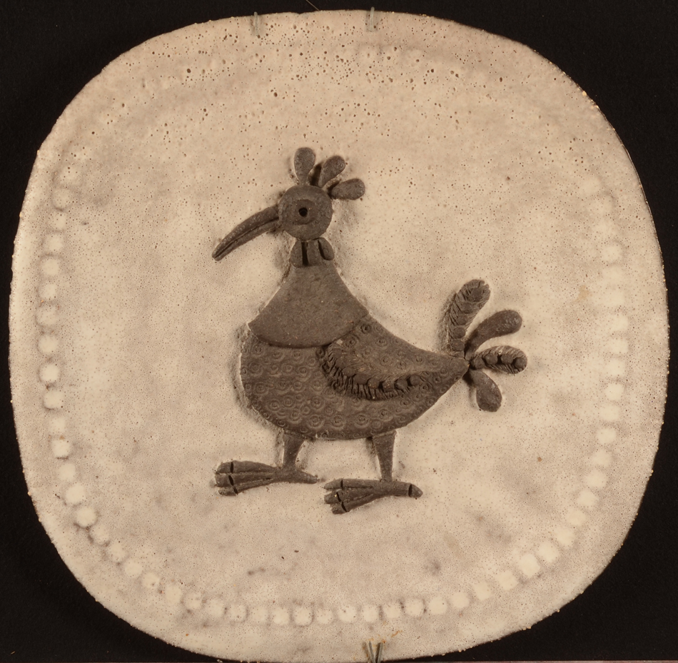 Marie-Henriette Bataille  — Plat 'Coq' en relief, signé