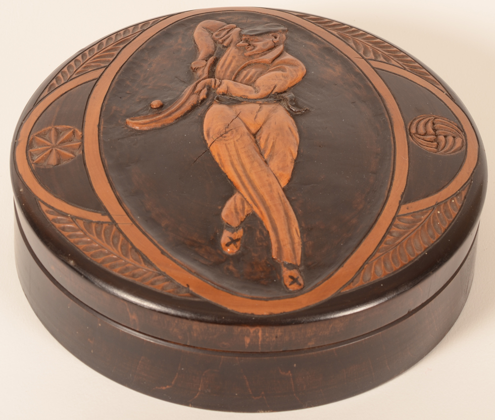 Box with basque pelote player — Boite plate a couvercle avec un joueur de pelote.