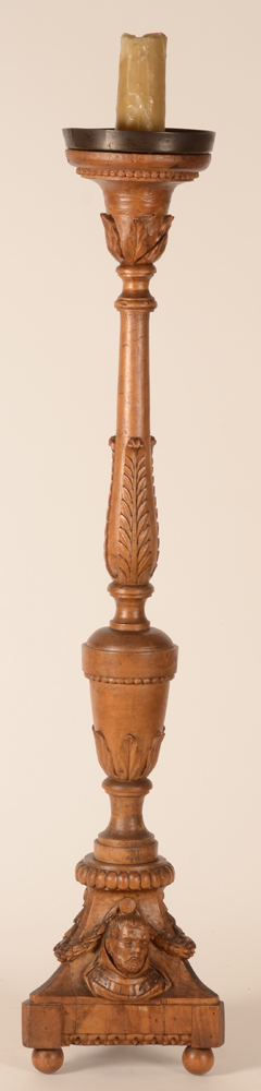 Candlestick L XVI wood — <p>Un candélabre en noyer de style L XVI et probablement d'époque, France (?)</p>