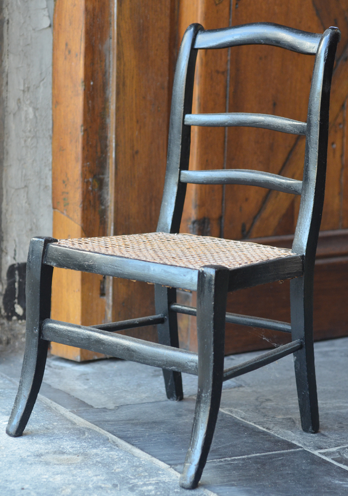 Children's chair in lacquered wood — Petit chaise d'enfant dans le style Napoléon III