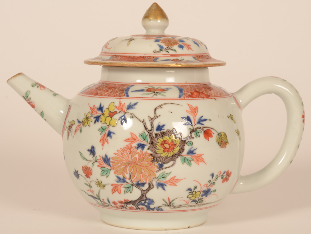 An artistically painted Chinese porcelain teapot in famille verte enamels — 18th century teapot with lid