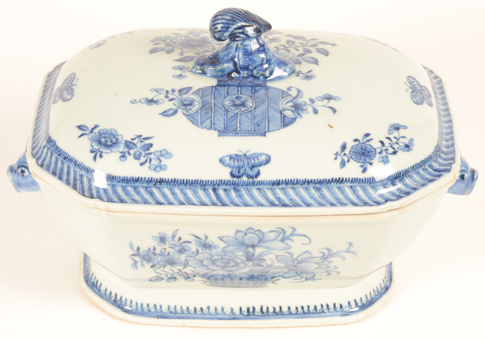 Chinese porcelain chine de commande blue and white tureen — Terrine chinoise bleu et blanc a pans coupes panier de fleurs et papillons, anses tete de lapin, prise du couvercle coquillage