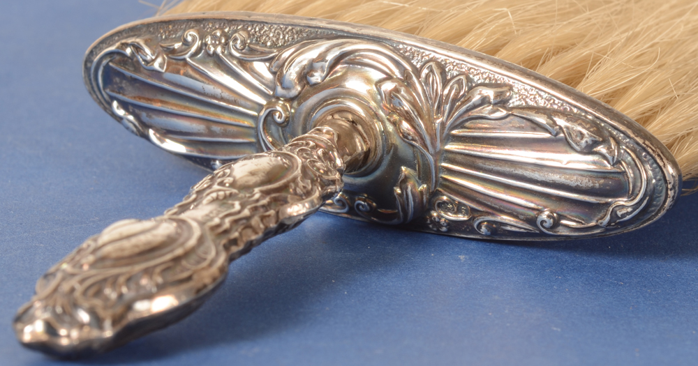 Sterling silver clothes brush — Detail of the top and handle in silver