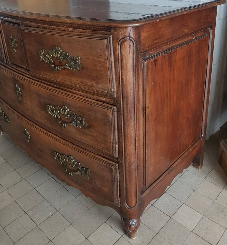 L XVth chest of drawers — <p>Side of the walnot chest</p>