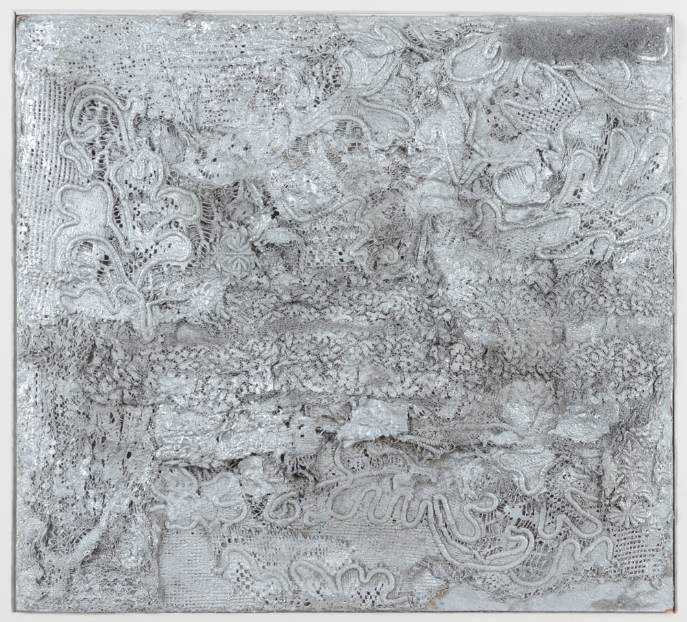 Guy Mees an extremely rare mixed media work with lace 1962 — Très rare oeuvre originale de 1962, technique mixte sur panneau, signée, dédicacée et datée sur le dos.