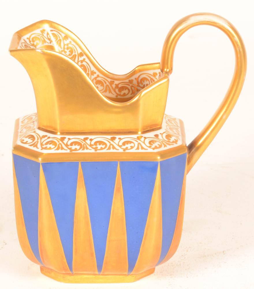 Darte Palais Royal Paris — Cremier de style Louis-Philippe en porcelaine, en bon etat