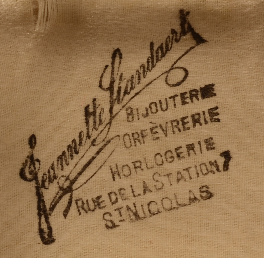 De Bist (Mechelen) — Retailers stamped mark on the inside of the lid