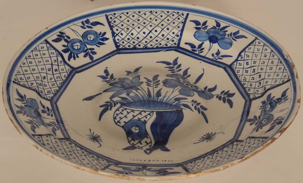 Delft Cardinal Dish with vase — Surface