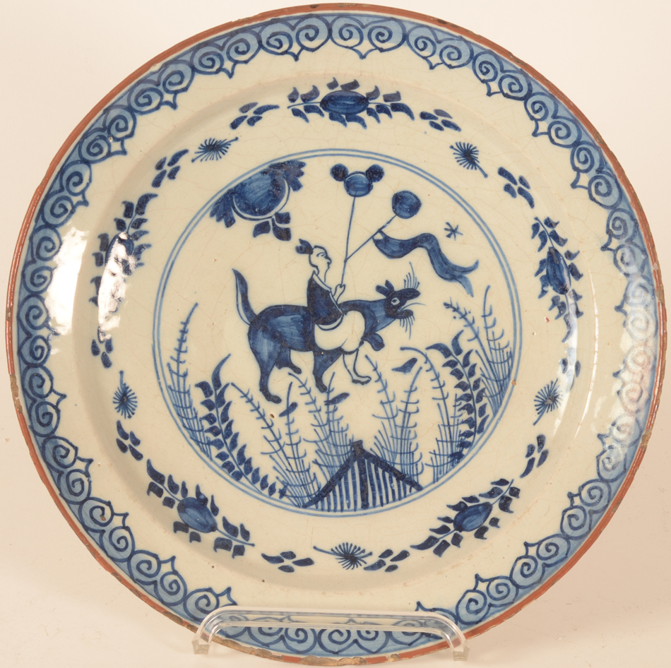 Delft charger — Plat en Delft, bleu et blanc avec décoration curieuse d'un tapir?