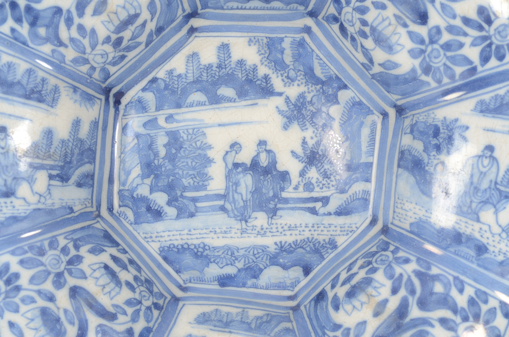 Delft lobed dosh — Detail of the chinese taste pattern with chinese figures in a landscape in the central octagonal panel
