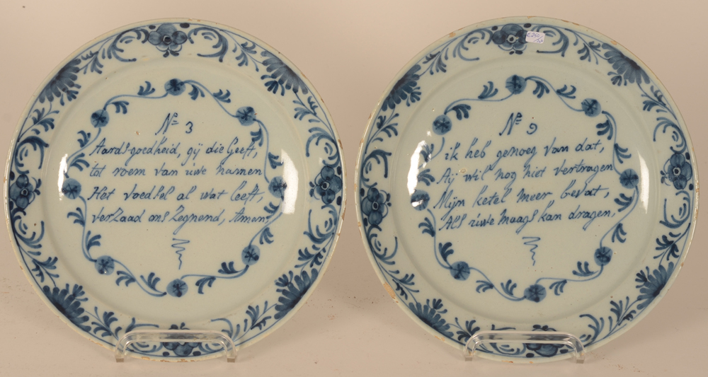 Pair of Delft text plates — Deux assièttes parlentes en Delft